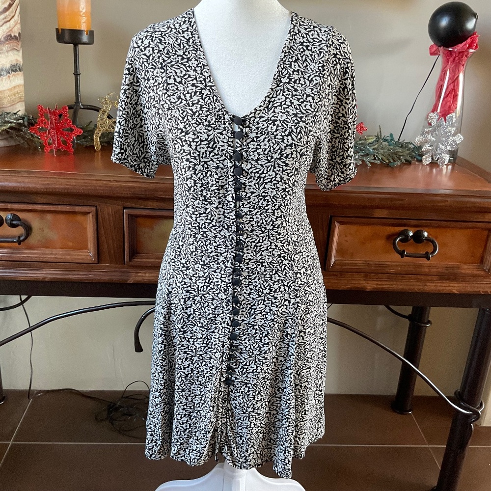 ZOE Button-Front Mini Dress Size M Black & White Floral